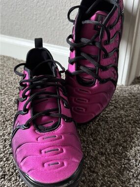 Nike Vapor Max Magenta. 7.5 Mens & 9 Women. Worn 2x by a female.